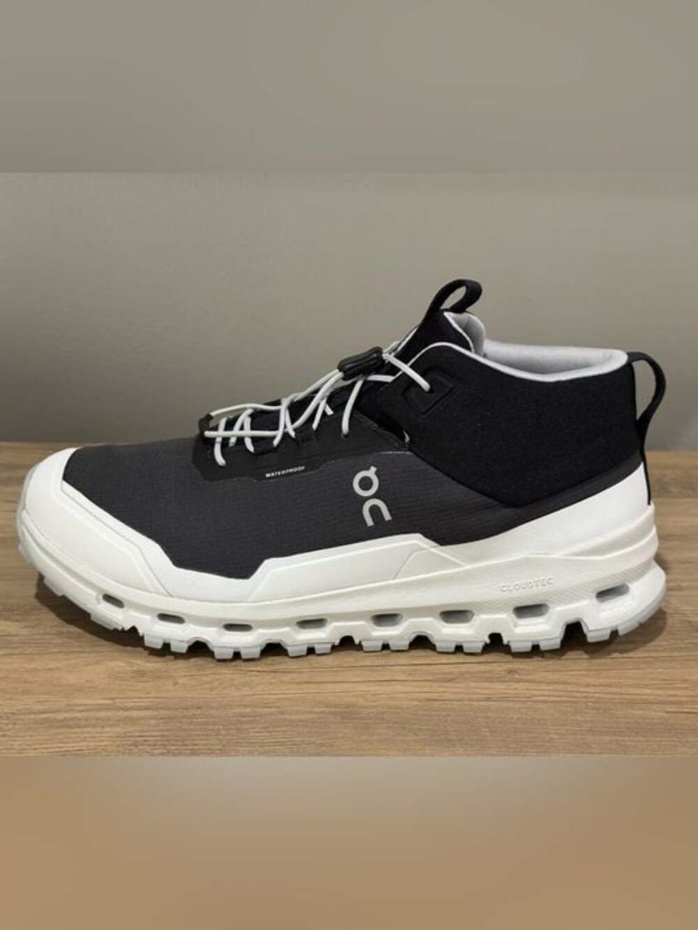 On Cloudhero Mid Waterproof boot, Unisex Youth 6,Black, Gray & White
